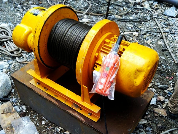 小型卷?yè)P(yáng)機(jī)鋼絲繩固定方法