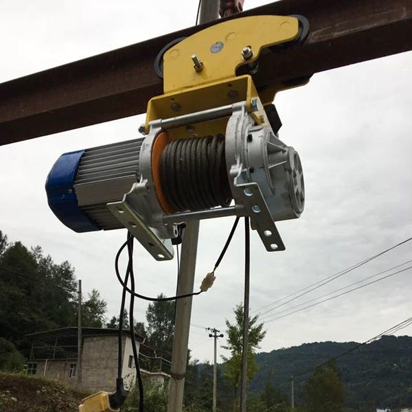 小型電動(dòng)提升機(jī)使用現(xiàn)場